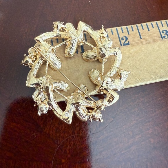 Vintage Gold Tone Brooch - Picture 2 of 2